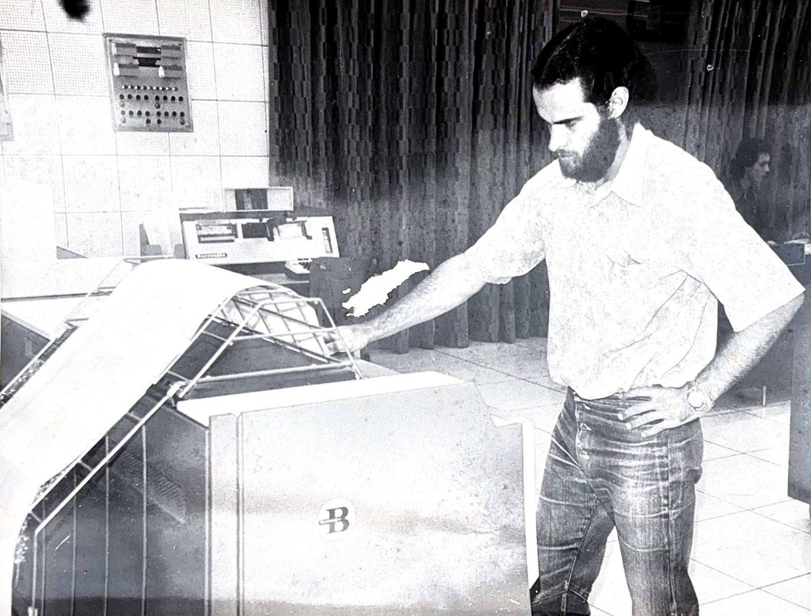 Luiz Alberto Fries operando computador na UFRGS